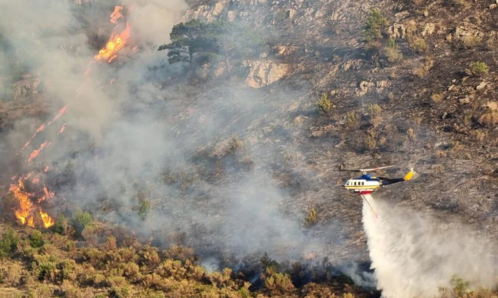 Χίος: Μάχη των πυροσβεστικών δυνάμεων με τις διάσπαρτες εστίες